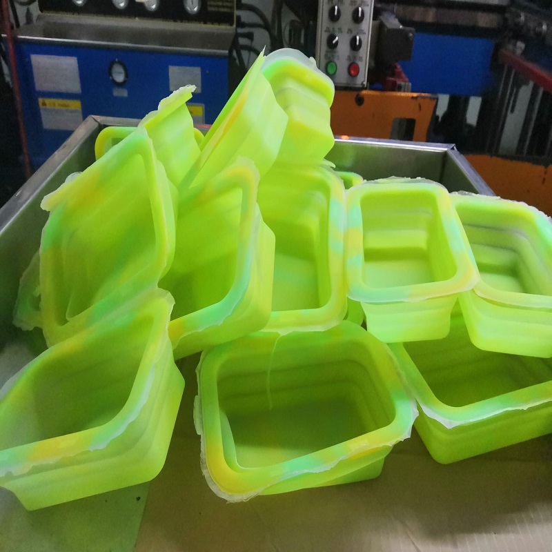 大热天做硅胶橡胶制品比较辛苦
