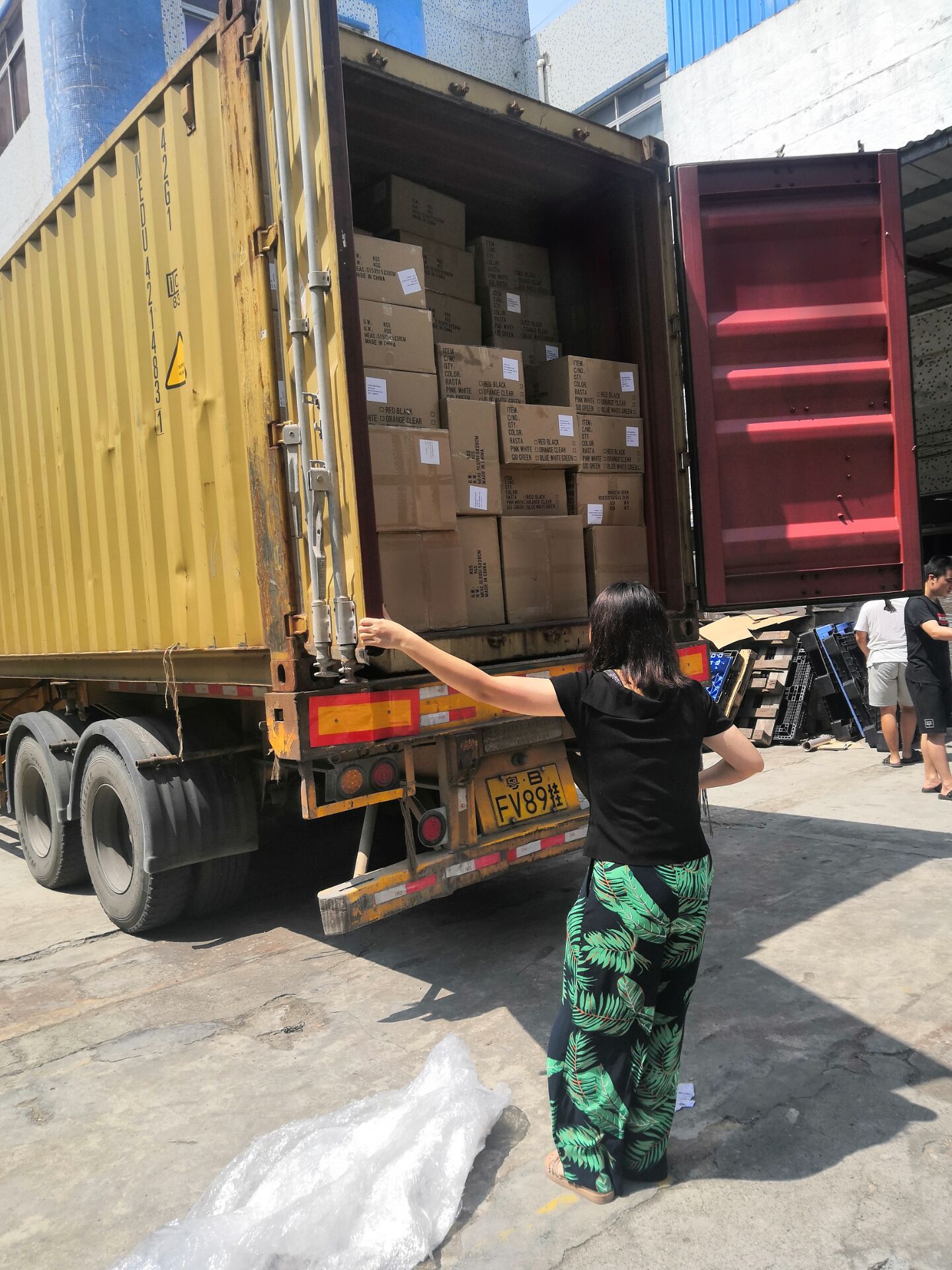 硅胶产品一天两次装柜出口报关 | 东莞市择优硅胶制品有限公司