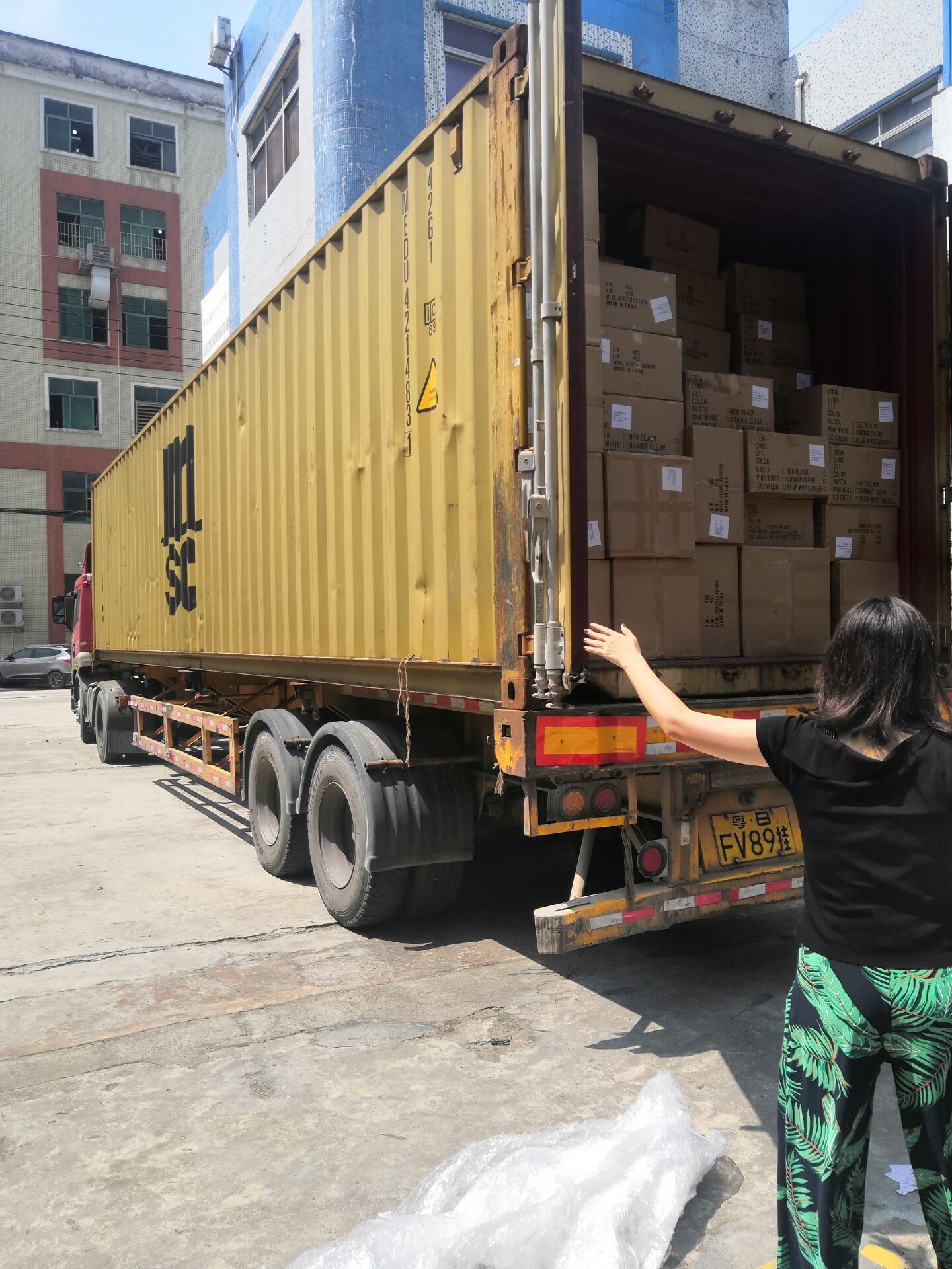 硅胶产品一天两次装柜出口报关