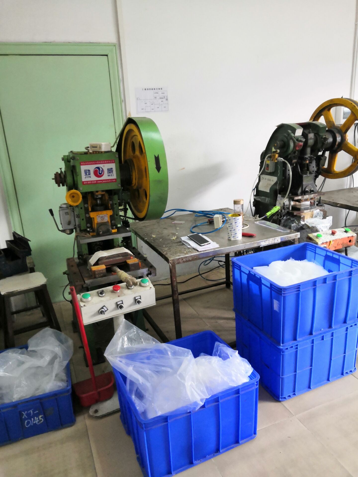 择优硅胶制品公司新定350吨真空机，开足马力，迎接新挑战