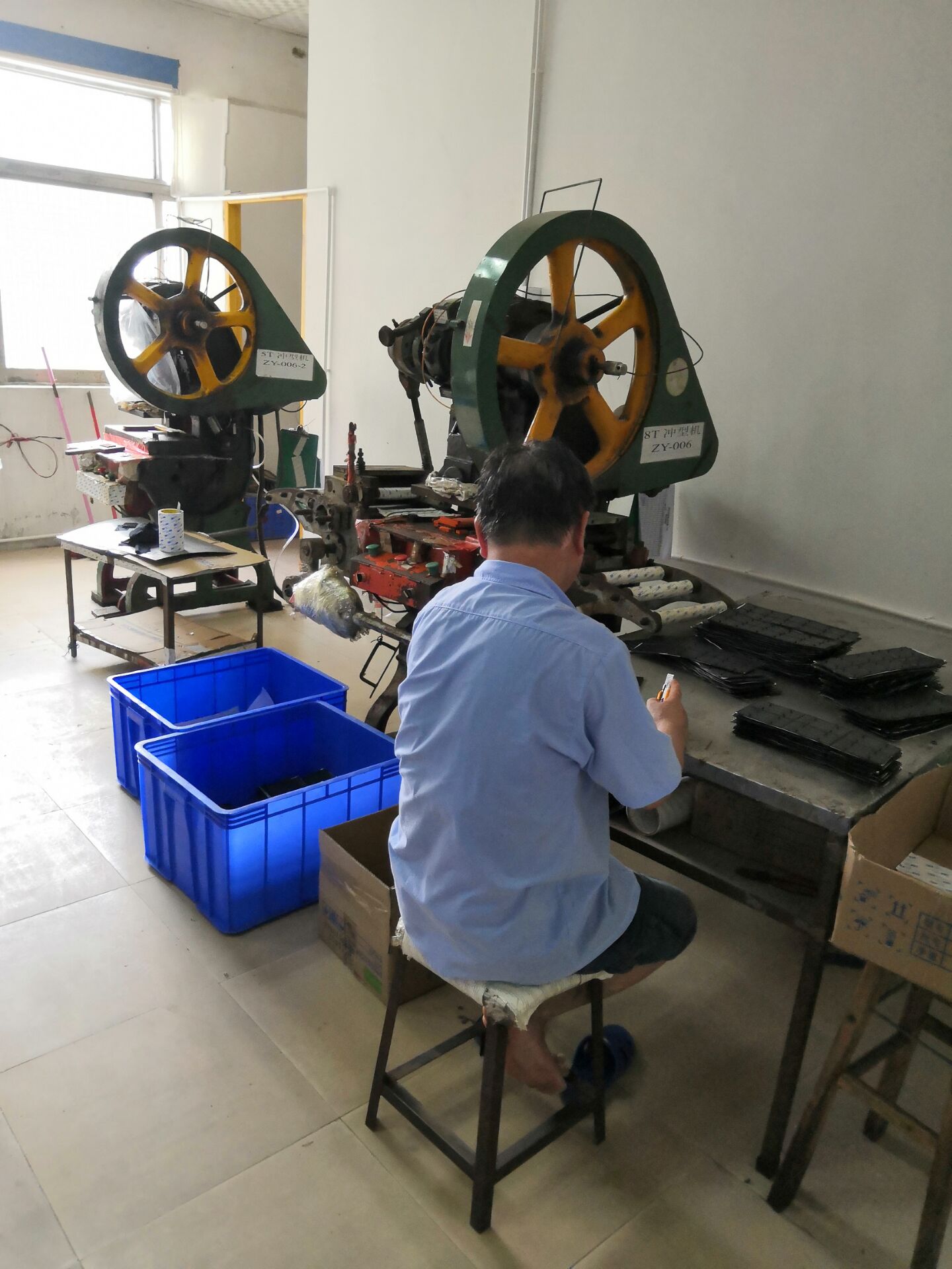 择优硅胶制品公司新定350吨真空机，开足马力，迎接新挑战