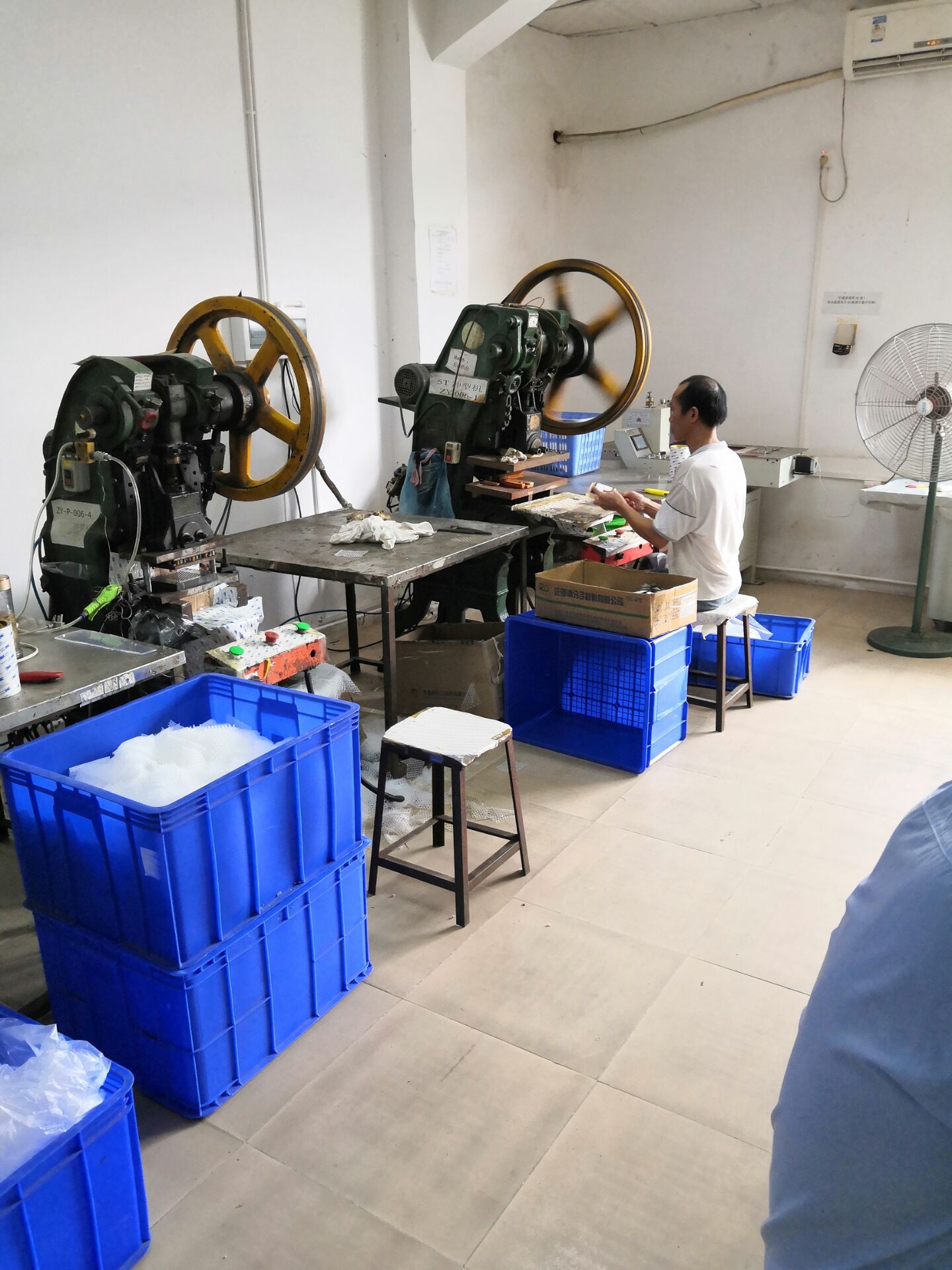 择优硅胶制品公司新定350吨真空机，开足马力，迎接新挑战