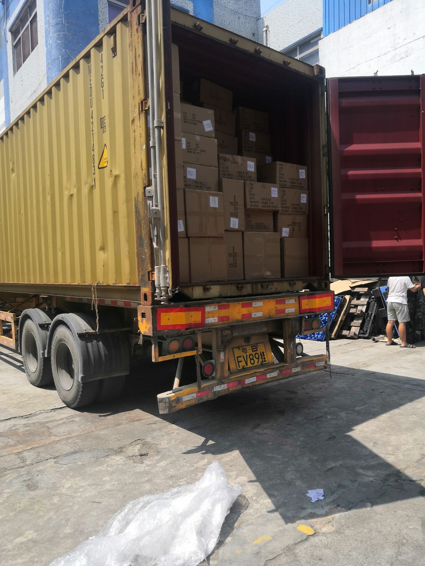 硅胶产品一天两次装柜出口报关