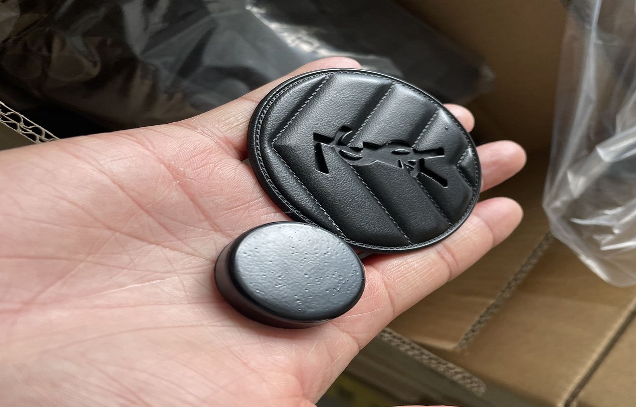硅胶产品表面喷亮面黑油问题点