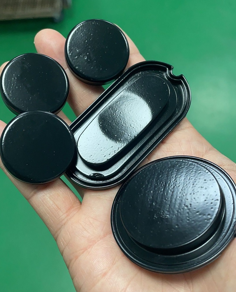 硅胶产品表面喷亮面黑油问题点
