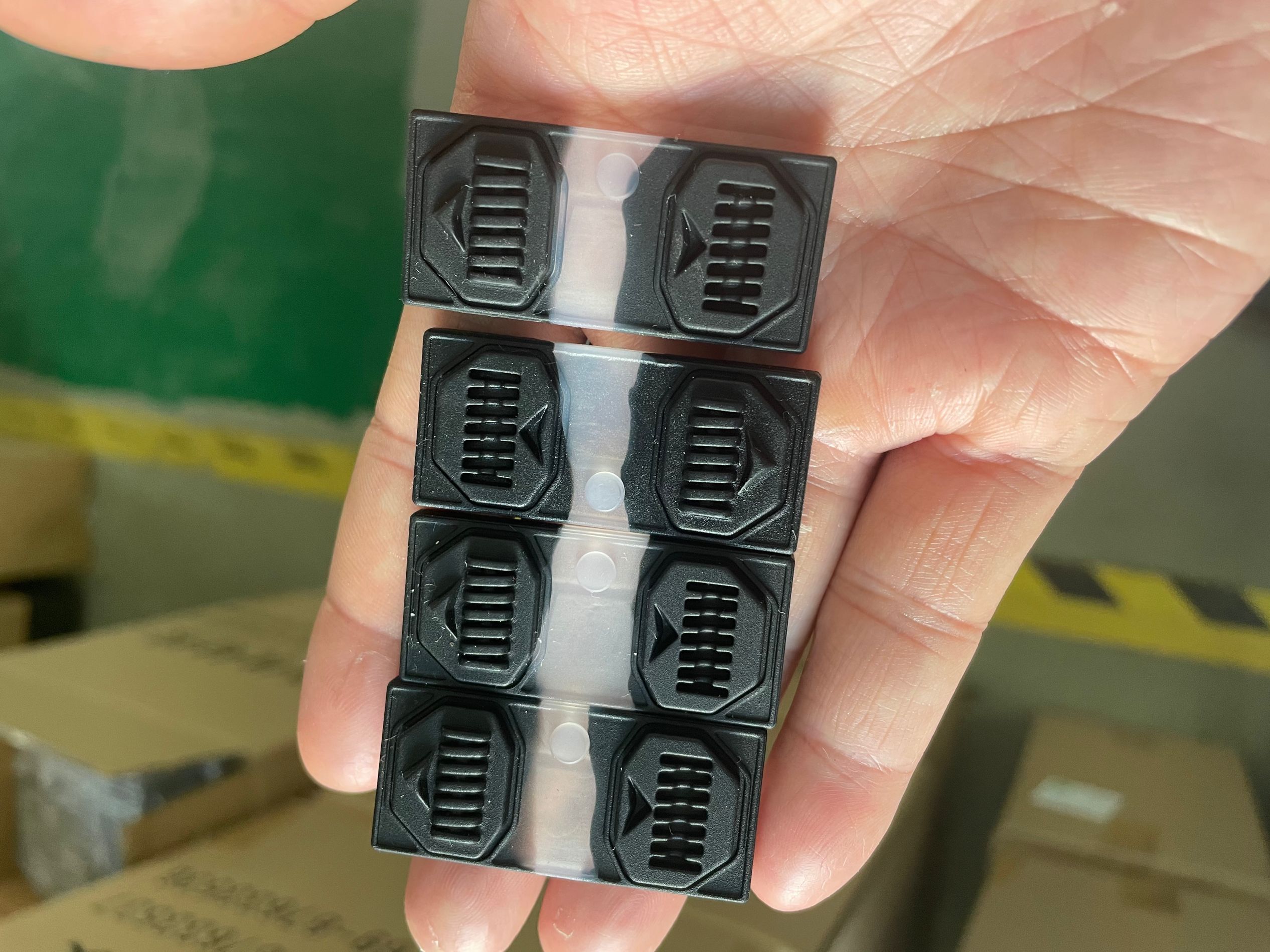 硅胶制品表面透明度和哪些因素有关系？