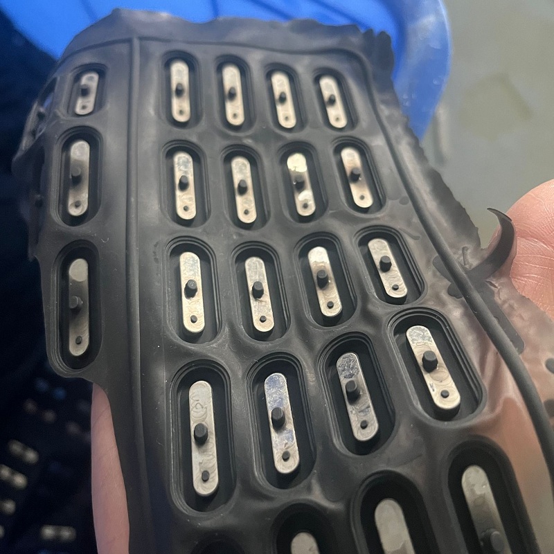 硅胶五金一体成型硅胶按键的制造